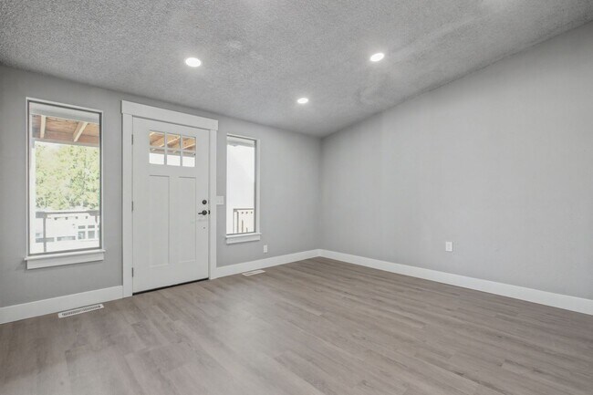 Building Photo - 332 S Birch St