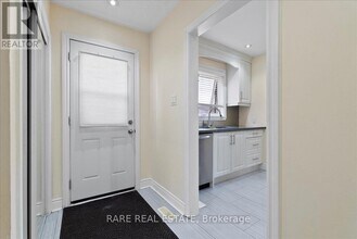 Building Photo - 148 Town House Crescent