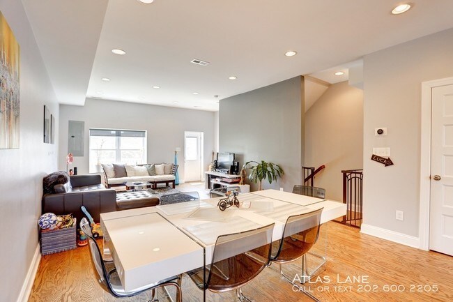 Building Photo - Newly Renovated 2 bed/2 bath Home Near Metro!