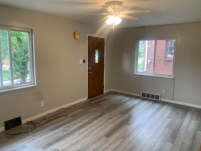LIVING ROOM2 - 926 Oranmore St
