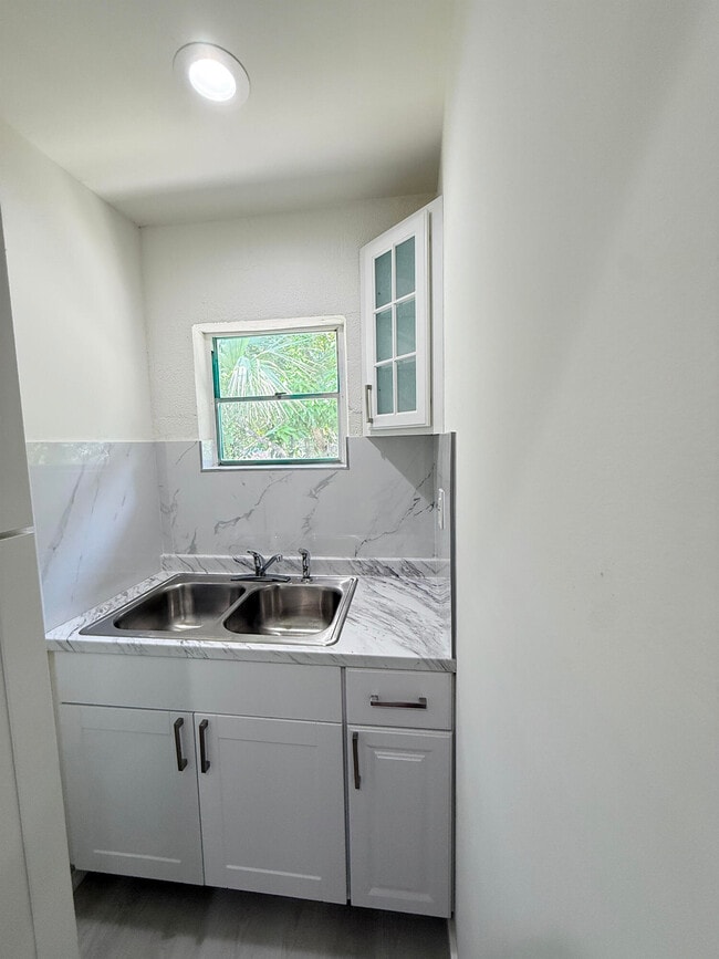 Building Photo - 425 N 26th St