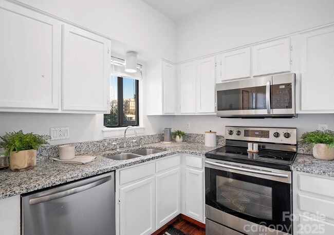 Foto del edificio - 224 N Poplar St