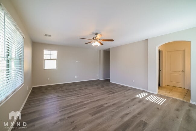 Foto del edificio - 2566 E Boston St