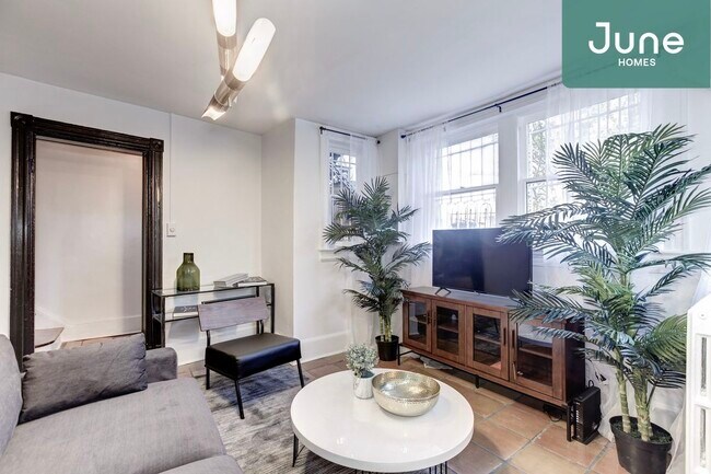 Building Photo - Queen room in 4-bed/1.5-bath Home