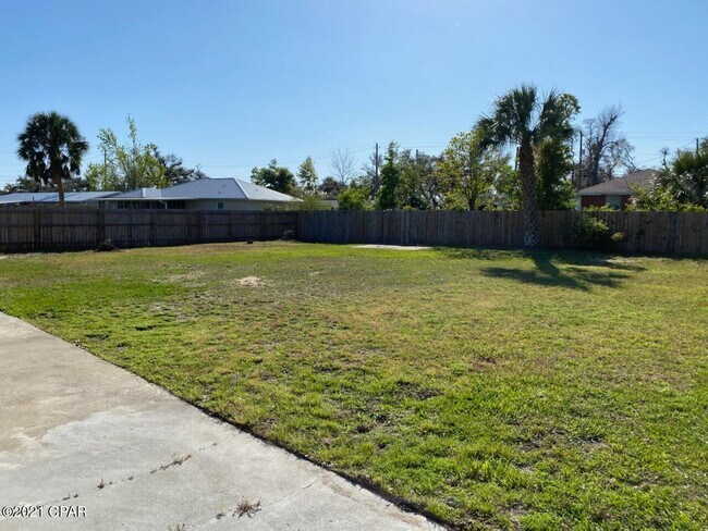 Building Photo - 5241 Thornton Ln