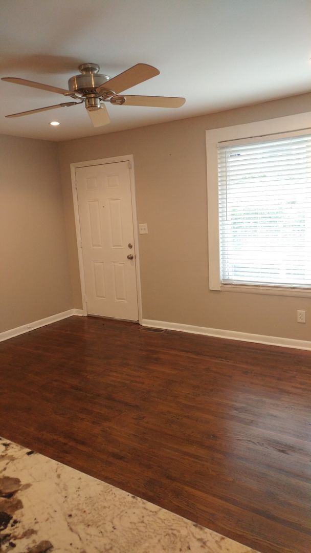 Building Photo - Lovely 2 Bed 1 Bath Triplex In The Heart O...