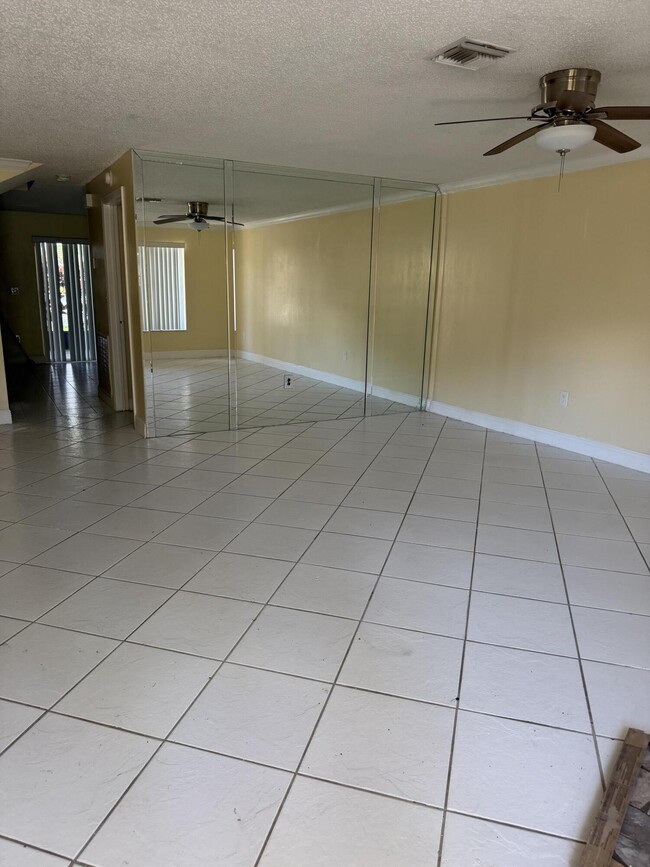 Foto del edificio - 9741 NW 37th St