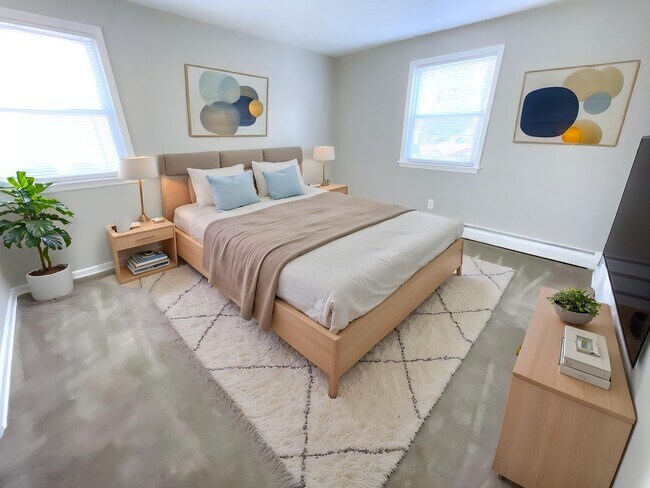 Dormitorio principal amueblado con baño privado. - 14 Pierce Ave