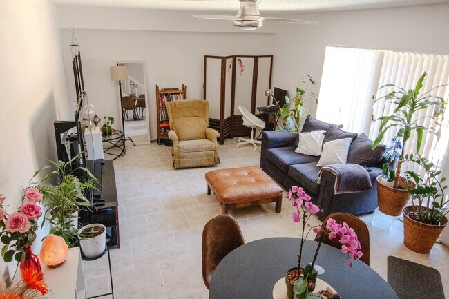 Building Photo - 606 6th Way