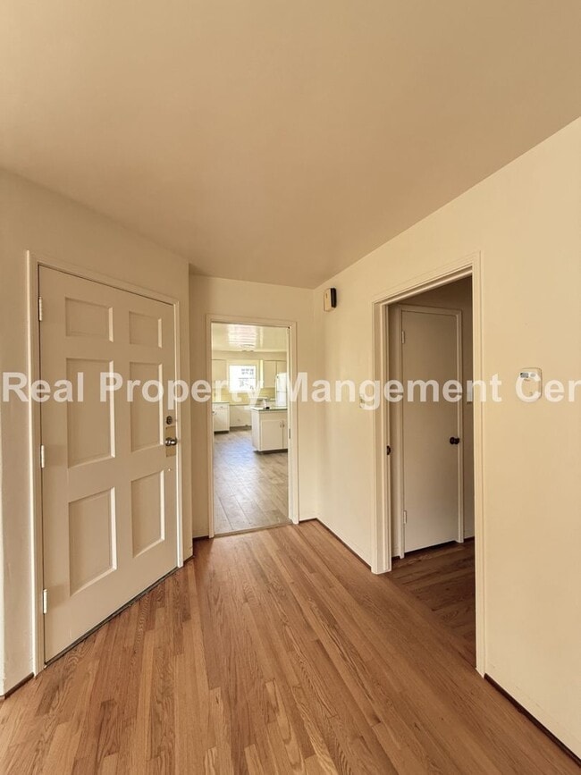 Building Photo - AVAILABLE SEPTEMBER - Large 3 Bedroom / 2 ...