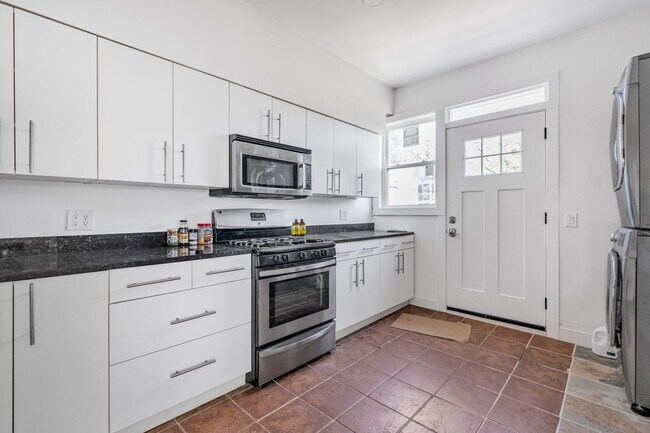Foto del edificio - Stunning 4 BR/3 BA Single-Family Home in 1...