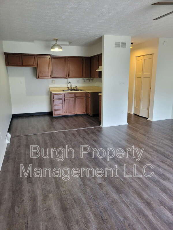 Foto del edificio - 534 Fallowfield Ave
