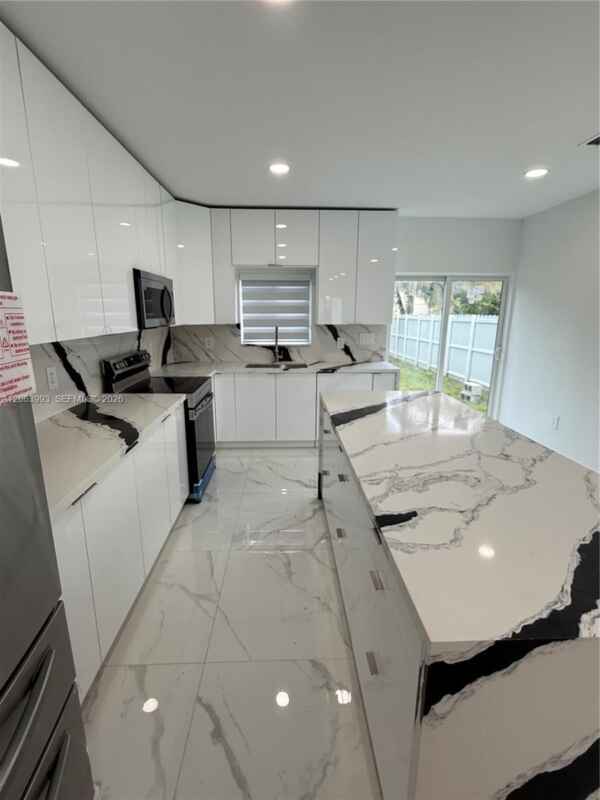 Foto del edificio - 2100 NW 102nd St