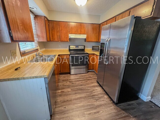 Foto del edificio - 4 Bedroom 2 Bathroom Home in Altoona with a 2-Car detached garage