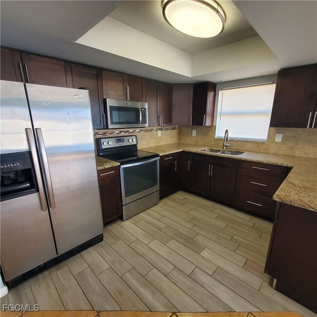 Foto del edificio - 421 Hancock Bridge Pkwy