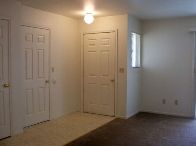 Building Photo - Duplex For Rent in Gardnerville Ranchos