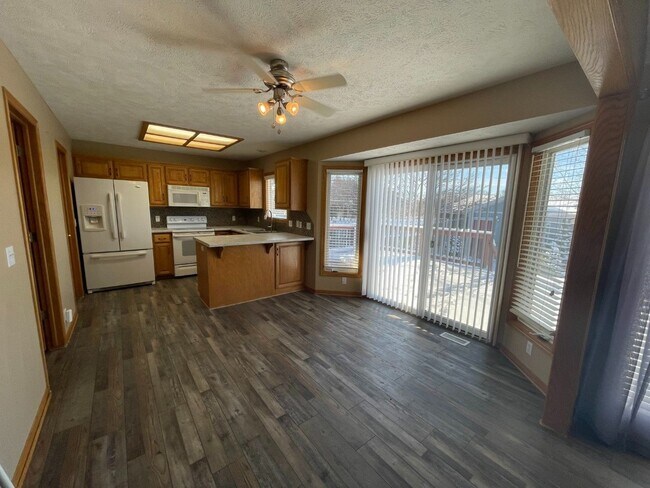 Building Photo - Home For Rent Bellevue.