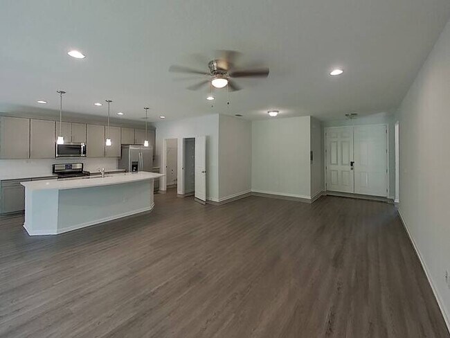 Building Photo - MOVE IN BY OCT 27TH - GET $500 OFF 1ST FUL...