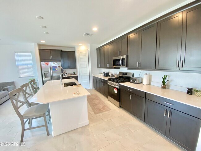 Foto del edificio - 3360 S 155th Ln