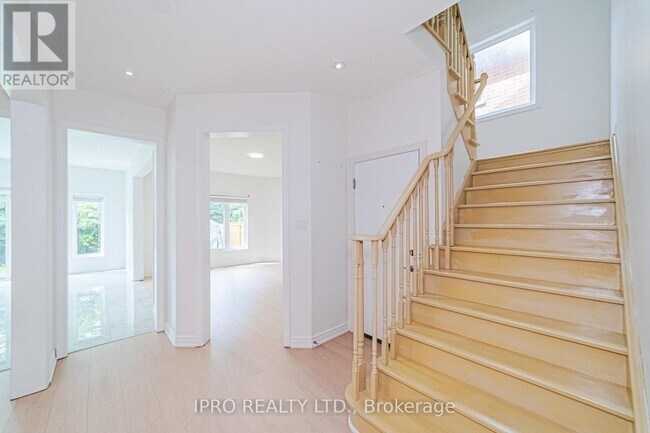 Building Photo - 14 Vanwood Crescent