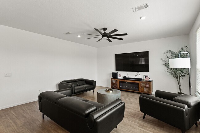 Foto del edificio - 23515 Wrexham St