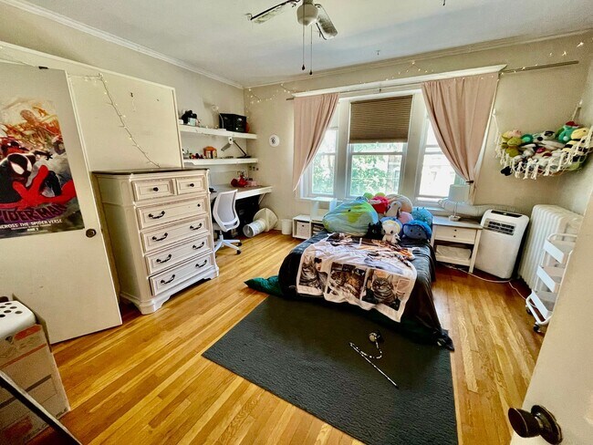 Foto del edificio - No Brokers Fee, Heat, Hot Water Included, In-Unit Washer and Dryer, Parking Included, Patio