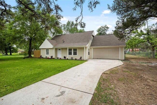 Building Photo - 305 Holly Dr
