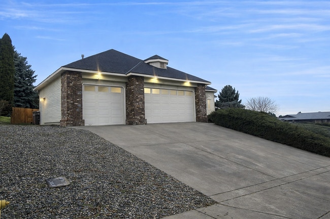 Building Photo - Executive 3 Bed Home with 3 Car Garage & Private Fenced Yard