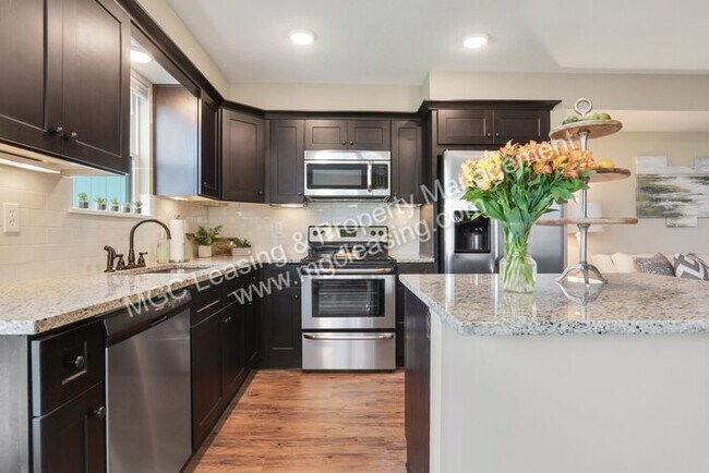 Foto del edificio - Serrano Townhomes: Modern Comfort & Cozy Kansas City Living + $500 off rent - ask me how