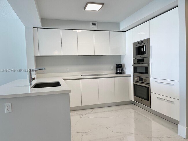 Foto del edificio - 330 Sunny Isles Blvd