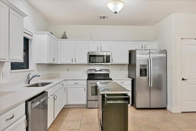 Building Photo - 15102 Bowling Ln