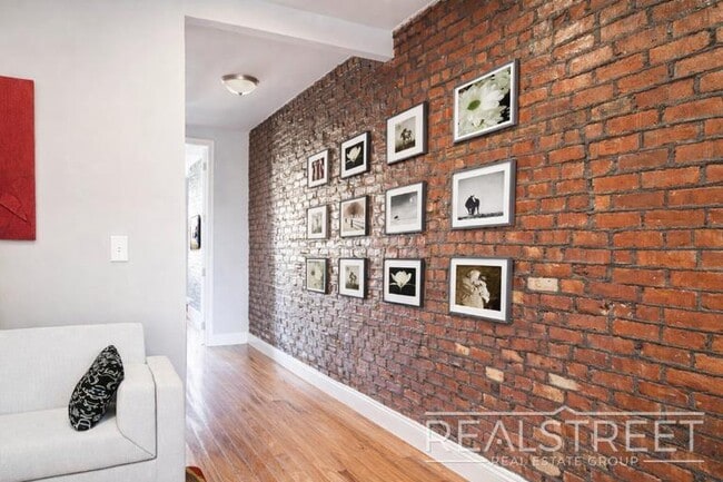 Foto del edificio - 1 Bedroom Apartment in Crown heights