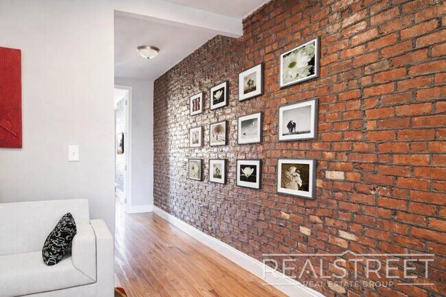 Building Photo - 1 Bedroom Apartment in Crown heights