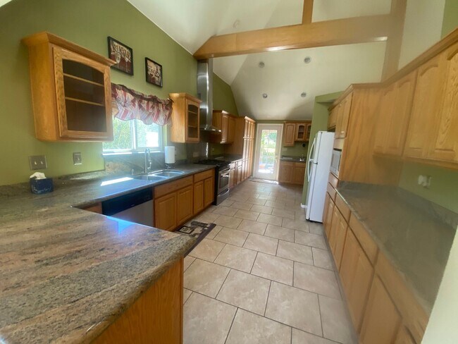 Building Photo - Acton 3+2.5 Pool Home