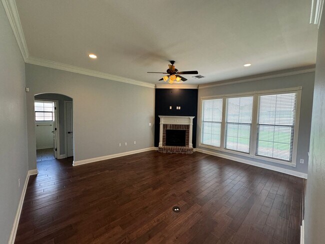 Building Photo - Just Minutes to Barksdale Air Force Base... BAFB