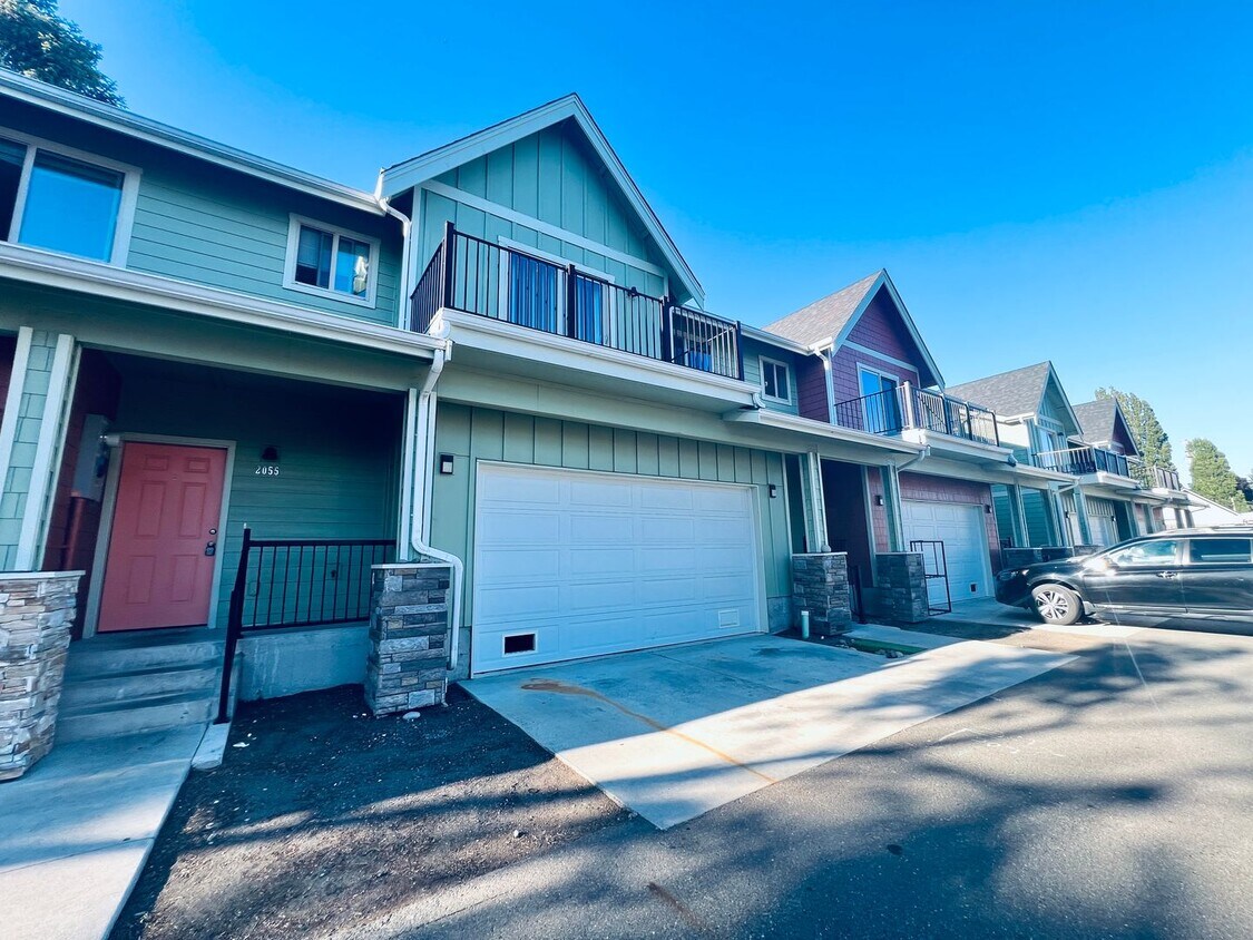 Foto principal - Almost new 3 bedroom, 3 bath Townhome