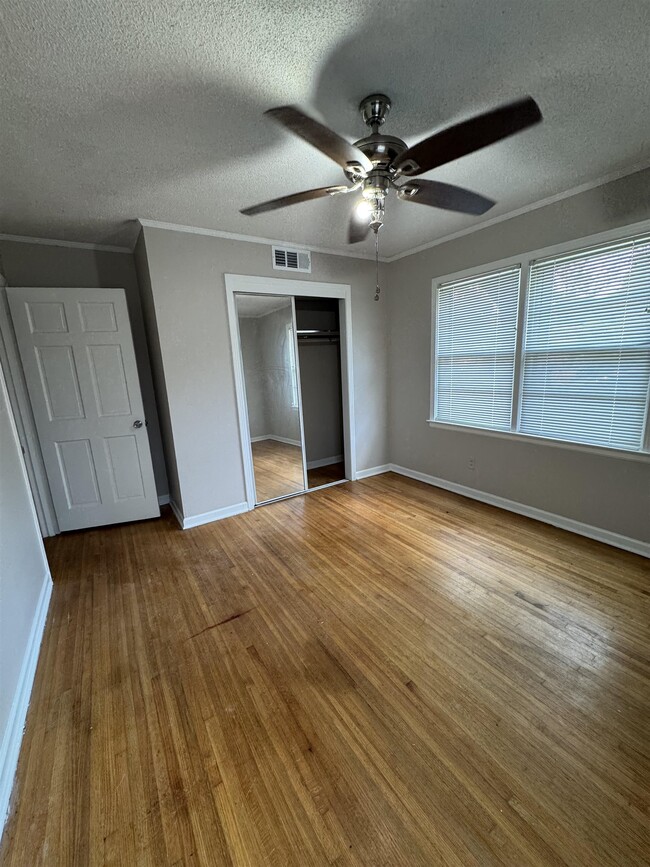 Building Photo - 1228 Briarwood Dr