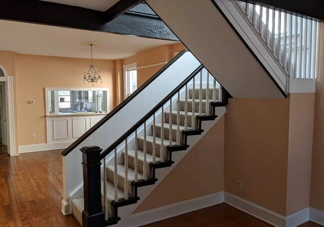 Building Photo - 2 S Mulberry St