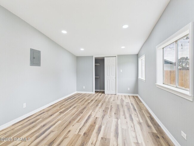 Foto del edificio - 300 Gauthier Rd