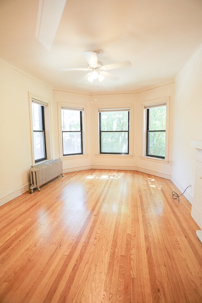 Building Photo - 1358 W Carmen Ave