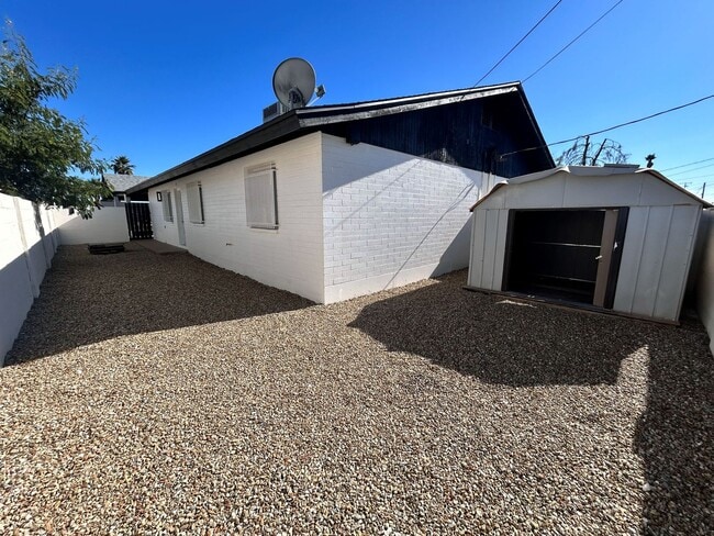 Building Photo - Close to ASU, Tempe Marketplace, Mill ave, Old town! 3 bed 2 bath with private yard.