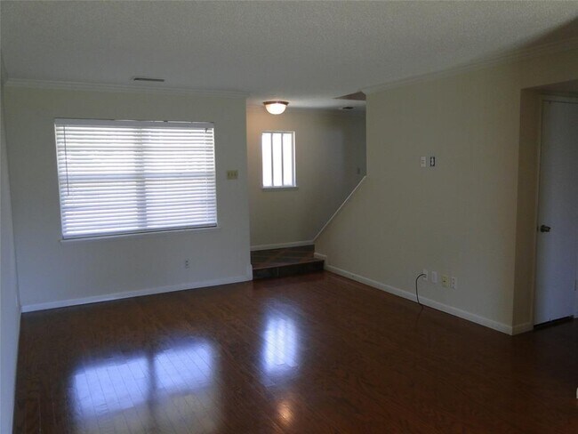 Building Photo - 915 Wayside Way