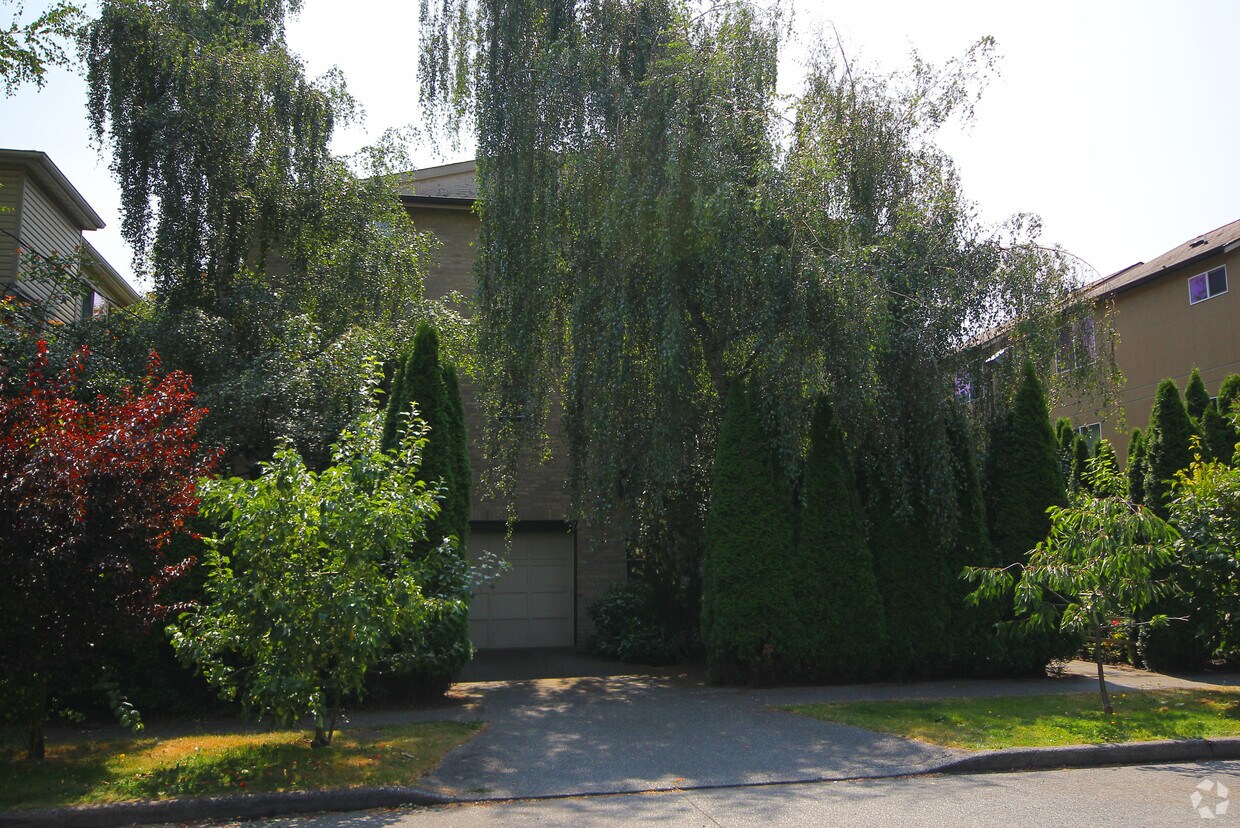 Building Photo - 709 N 95th St