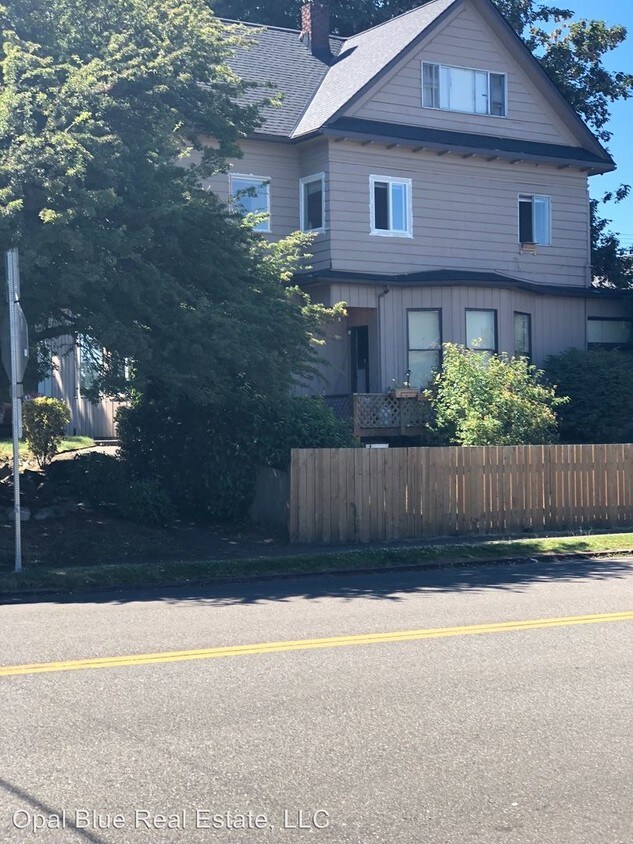 2232 Hoyt Ave, Everett, WA 98201 Condo for Rent in Everett, WA