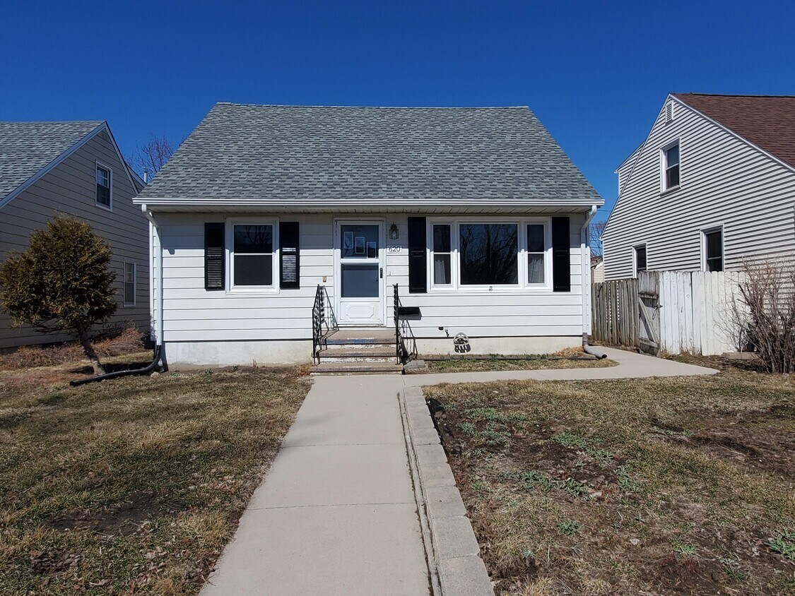 Primary Photo - 620 40th St NE