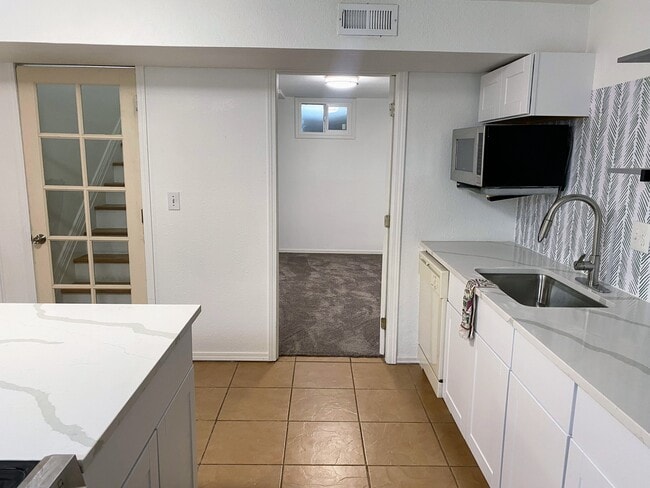 Entrance to room 3 - 1374 S Benton St