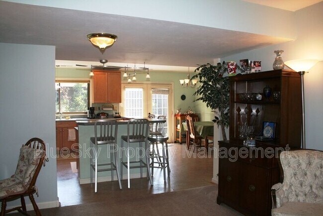 Building Photo - 85 Woodlake Dr
