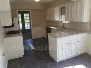 Building Photo - 1833 Skyline Dr