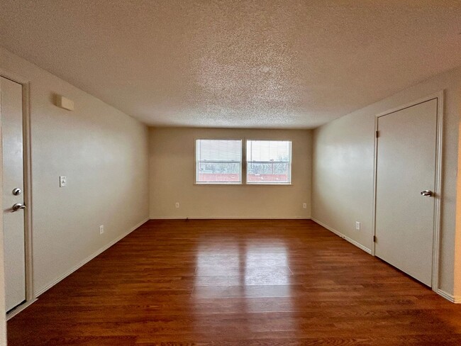 Building Photo - $0 DEPOSIT OPTION. COZY 2-BEDROOM CONDO WI...