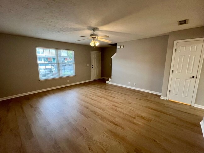 Building Photo - 2 Bed/2.5 Bath Townhome in Barfield Common...